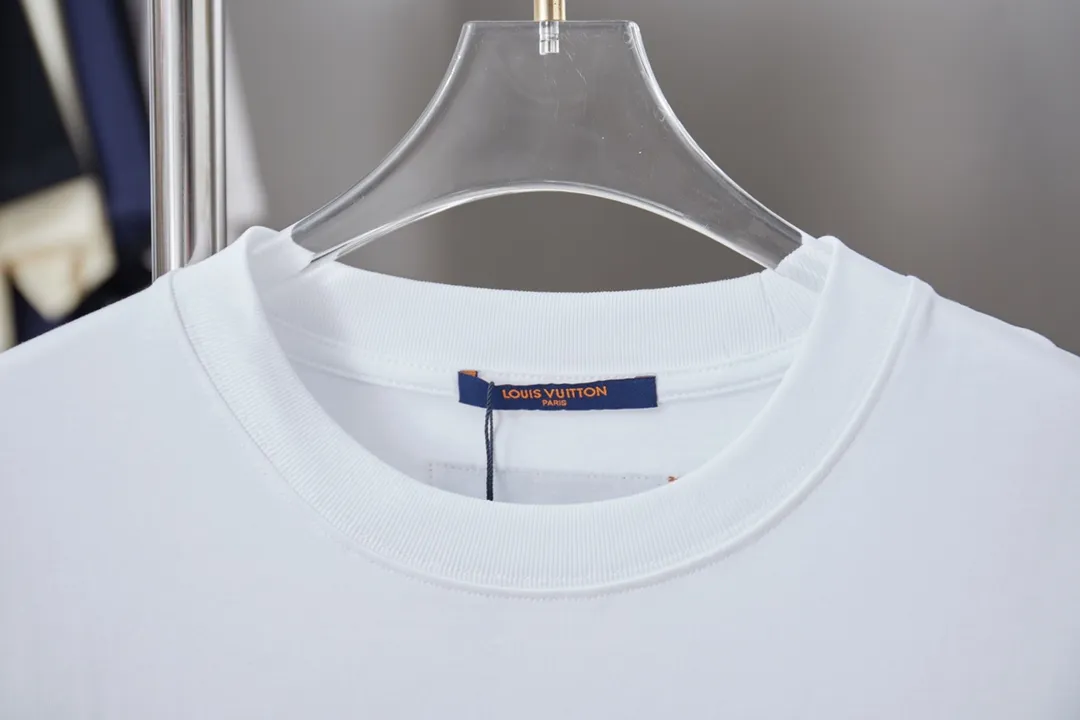 🅿️180 1V 25SS early spring new style Short sleeves with embroidered LV letters Light luxury Essential item for daily commuting for men and women Correct version Welcome to compare Detailed features · 320g 100% pure cotton double yarn jersey fabric · Special thickened 32 pieces of double-strand 1X1 thread in the same vat custom dyeing · Imported Tajima machine embroidery with various craft letters · Double-needle stitching and cross-stitching technology · Original main mark, washable tag, brand moisture-proof paper packaging Color: black/white Size: S/M/L/XL